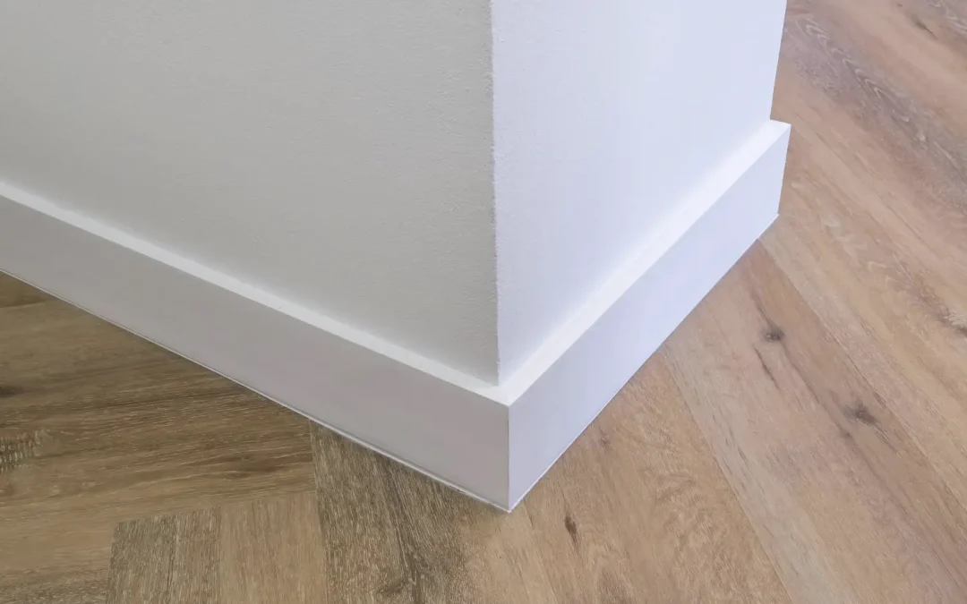 Restaurar Parquet en 2026: El Truco del Rodapié Lacado Blanco