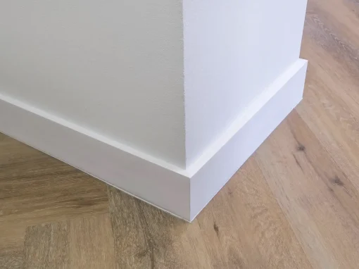 Restaurar Parquet en 2026: El Truco del Rodapié Lacado Blanco Restaurar Parquet en 2026: El Truco del Rodapié Lacado Blanco