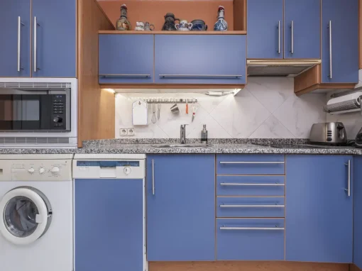 Cambio de Puertas en 2026: De «Azul Pitufo» a Diseño Moderno en 24H Cambio de Puertas en 2026: De «Azul Pitufo» a Diseño Moderno en 24H